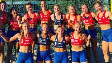 Las jugadoras de la selecci&oacute;n femenina de balonmano playa de Noruega posan con su equipaci&oacute;n con pantalones cortos.