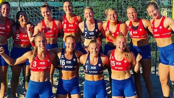 Las jugadoras de la selecci&oacute;n femenina de balonmano playa de Noruega posan con su equipaci&oacute;n con pantalones cortos.