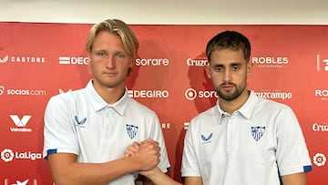 Dolberg y Januzaj en su presentaci¨®n oficial con el Sevilla.