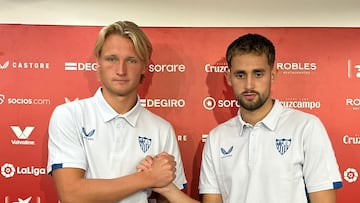 Dolberg y Januzaj en su presentación oficial con el Sevilla.