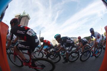 El pelotón pasa por la Plaza de Colón durante la última etapa de La Vuelta a España.