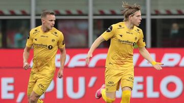MILAN, ITALY - SEPTEMBER 24: Jens Petter Hauge (R) of Bodo Glimt celebrates his goal during the UEFA Europa League third qualifying round match between AC Milan and Bodo Glimt at Stadio Giuseppe Meazza on September 24, 2020 in Milan, Italy. (Photo by Em