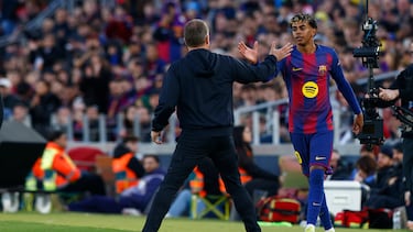 Lamine Yamal (d) saluda a Hansi Flick durante el partido ante el Mallorca, de ayer. EFE/ Quique García