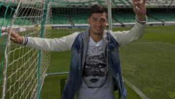 Lorenzo Reyes es titular del Betis que está muy cerca de volver a Primera.