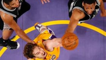 <b>MUY VIGILADO. </b>Gasol, rodeado por Horry y Duncan, acabó el partido con 10 puntos y siete rebotes.