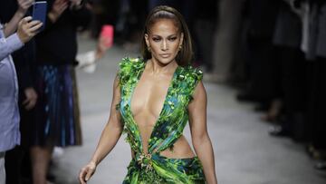 La actriz y cantante estadounidense, Jennifer Lopez, lució un revelador vestido de la colección de Donatella Versace en el Milan Fashion Week.