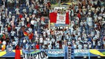 <b>GOLEADA ARGENTINA. </b>Hacía casi una hora que había terminado el encuentro en el estadio del Schalke 04 y un grupo de aficionados seguía cantando a <i>su Argentina</i> en la grada.