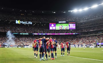 Los futbolistas del Barcelona celebran el 0-2 obra de Pau Víctor.