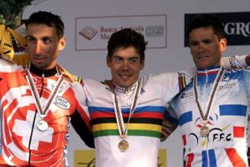 El campeón Óscar Freire con Marcus Zberg y Jean-Cyril Robin en el podio del Mundial de ciclismo en Ruta en Verona el 10 de octubre de 1999.