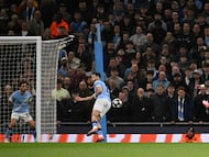 Manchester City's Portuguese midfielder #20 Bernardo Silva (L) watches as Real Madrid's Brazilian forward #07 Vinicius Junior (R) shoots at goal but fails to score during the UEFA Champions League, round of 16 second leg football match between Manchester City and Real Madrid at the Etihad Stadium in Manchester, north west England, on March 17, 2026. (Photo by Oli SCARFF / AFP)
