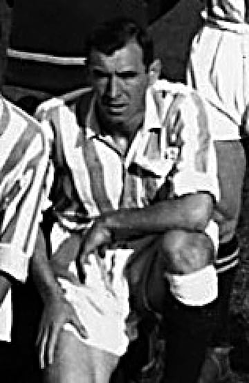 El vizcaíno fichó por el Betis en 1933, debutando en la Primera división española esa temporada. Jugó 3 temporadas con el betis, un total 60 partidos