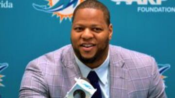 Ndamukong Suh en su presentación con los Miami Dolphins.