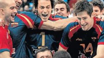 <b>LLANTO DE FELICIDAD. </b>Los hermanos Falasca (Guillermo de espaldas) se abrazan y lloran en medio de la felicidad de toda la Selección.