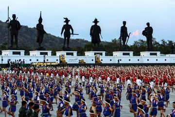 Un grupo de luchadores de muay thai o boxeo tailandés realiza el Wai Khru (saludo tradicional previo a cada combate) para establecer un nuevo récord Guinness mundial. El multitudinario acto tuvo lugar durante un festival de artes marciales tailandesas en el parque Rajabhakti en Hua Hin, en la provincia de Prachuap Khiri Khan.