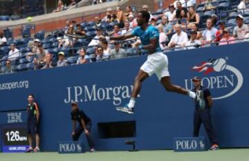 Gael Monfils devuelve la pelota a Jan Satral.