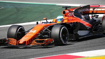 El McLaren de Fernando Alonso during the qualifying session for the Spanish Formula One Grand Prix at the Barcelona Catalunya racetrack in Montmelo, Spain, Saturday, May 13, 2017.