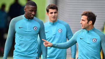 Bakayoko, Morata y Fàbregas charlan durante el entrenamiento del Chelsea, previo a medirse al Roma en Champions.