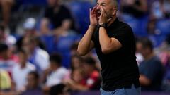 BARCELONA, 10/09/2022.- El entrenador del Espanyol, Diego Martínez, da instrucciones a sus jugadores durante el partido de LaLiga Santander que enfrentó a su equipo contra el Sevilla este sábado en el estadio RCDE de Barcelona. EFE/ Alejandro García
