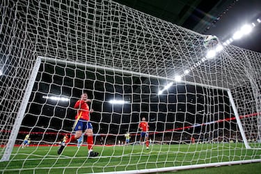 2-1. Error de Unai Simón en el pase y regala el balón a Rodrygo. El jugador brasileño tira una vaselina para anotar el primer tanto.