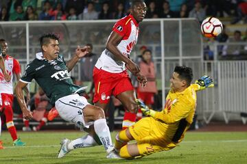 El jugador de Santiago Wanderers Enzo Gutierrez, izquierda, disputa el balon con Leandro Castellanos de Independiente de Santa Fe durante el partido de ida de la tercera fase de la Copa Libertadores en el estadio Elias Figueroa de Valparaiso, Chile.