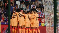 Los jugadores del Atlético se abrazan y celebran el 0-2 ante el Valladolid.