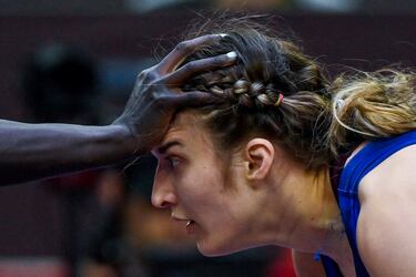 La mano que se ve sobre la cabeza de la rumana Amina Roxana Capezan pertenece a la noruega Grace Jacob Bullen. La imagen fue tomada durante los cuartos de final de la categoría de 62 kg femeninos del Campeonato Europeo de lucha libre en Zagreb (Croacia). La noruega frenó en seco a su rival para ganar el combate y pasar a semifinales. 