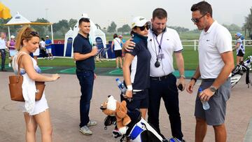 Anne-Lise Caudal es consolada por el director del torneo, Michael Wood, tras la muerte de su caddie.