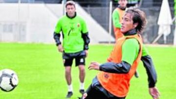 <b>EN EL ONCE. </b>Trejo golpea el esférico durante el entrenamiento de ayer, en el anexo.