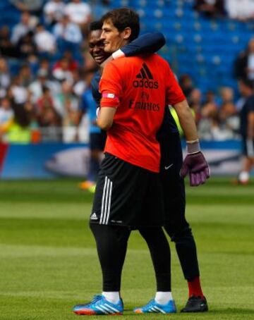 Kameni e Iker Casillas se saludan.