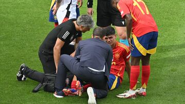 Spain's midfielder #20 Pedri (C) receives medical attention during the UEFA Euro 2024 quarter-final football match between Spain and Germany at the Stuttgart Arena in Stuttgart on July 5, 2024. (Photo by Miguel MEDINA / AFP)