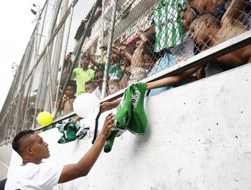 La cancha sintética Villa del Socorro, del barrio Andalucía en Medellín, recibió a varios jugadores profesionales de los equipos antioqueños. Sebastián Gómez, Andrés Ricaurte, Neider Moreno, Daniel Muñoz, entre muchos más.