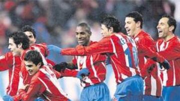 <b>VUELVE LA ALEGRÍA. </b>Antonio López es felicitado tras su golazo de falta por Velasco, Ibagaza, Perea, Kezman, Maxi y Petrov.