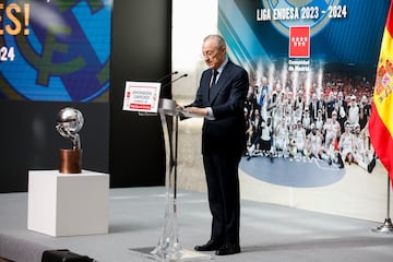 El presidente del Real Madrid, Florentino Pérez, da un discurso durante la recepción en la Comunidad de Madrid.