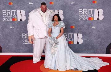Jade Thirlwall   posa en la alfombra de los Brit Awards 2025.