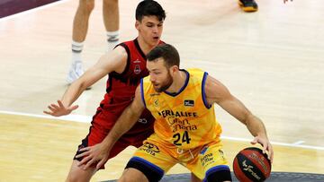 GRAFCVA6238. VALENCIA, 24/06/2020.- El pívot estadounidense del Herbalife Gran Canaria, Matt Costello, es defendido por el ala pívot del Casademont Zaragoza, Jaime Pradilla, durante el primer partido de la cuarta jornada del grupo B de la fase final de la Liga Endesa que disputan en el pabellón de la Fuente de San Luis de Valéncia. EFE/Manuel Bruque