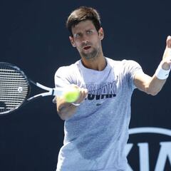 Djokovic y Halep siguen líderes antes del Open de Australia