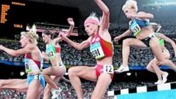 <b>EN LA RÍA. </b>Volkova precede a Marta en los Juegos dePekín 2008.