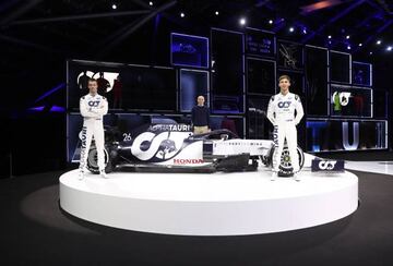 Kvyat y Gasly, más Tost, detrás, en la presentación del Alpha Tauri AT01.