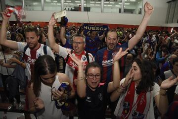 Aficionados del Huesca celebraron el ascenso a Primera División.