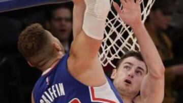 Jason Smith intenta taponar a Blake Griffin.