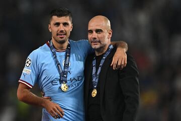 Rodrigo Hernández y Pep Guardiola con las medallas de campeones de la Champions League.