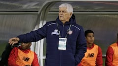 El director t&eacute;cnico uruguayo Julio Comesa&ntilde;a durante un partido con el Junior por la Liga &Aacute;guila II-2018