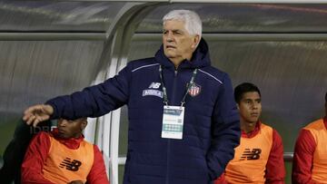 El director t&eacute;cnico uruguayo Julio Comesa&ntilde;a durante un partido con el Junior por la Liga &Aacute;guila II-2018