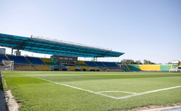 Puesta a punto del Estadio Central del FC Kairat Almaty.