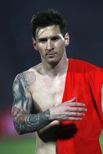 El jugador de la seleccion argentina Lionel Messi celebra el triunfo contra Chile al final del partido clasificatorio al mundial de Rusia 2018 disputado en el estadio Nacional de Santiago, Chile.