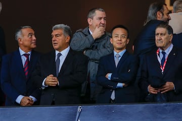 Mao Ye Wu, junto a Joan Laporta, el domingo en el derbi.
