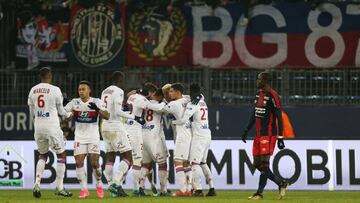 Lyon&#039;s Spanish forward Mariano Diaz (4th R) celebrates with teammtes after scoring a goal during the French L1 football match between Caen (SMC) and Lyon (OL) on December 3, 2017, at Michel d&#039;Ornano Stadium, in Caen, northwestern France. / AFP PHOTO / CHARLY TRIBALLEAU