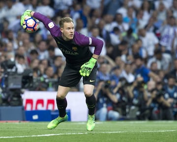 Titular indiscutible en el Barcelona tras la marcha de Bravo, Ter Stegen está llamado a ser el portero titular de Alemania cuando Neuer se retire. Su excesiva seguridad a veces le juega malas pasadas, sobre todo en el buen juego con los pies que tiene. Precisamente eso le ha costado caro al Barcelona en algunas ocasiones, pese a eso da mucho más de lo que quita. Es el portero perfecto para el Barça, Cillessen tendrá difícil jugar.