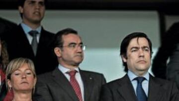 <b>REFLEXIÓN. </b>García Macua, en la imagen en el palco del Pizjuán, hizo balance de la temporada.