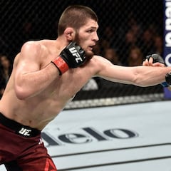 Khabib se pasea en Brooklyn y levanta 'el título de McGregor'